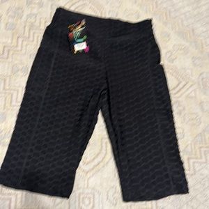 NWT WOMENS SHORT LEGGINGS SIZE S/M